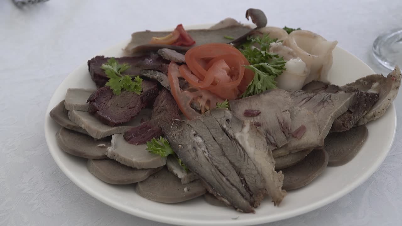 식탁 에 고기 와 채소 가 제공 된다