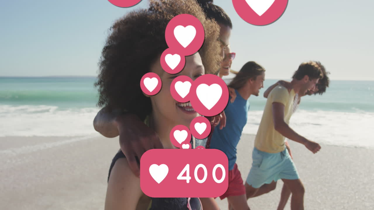 Animación de números e iconos digitales de amor sobre amigos sonrientes en la playa.