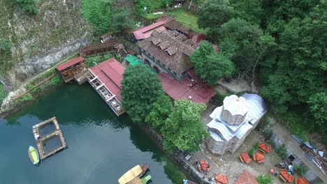 toma aérea del resort cerca del estanque con barco navegando en el estanque