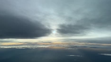 punto de vista del piloto desde una cabina de jet que vuela a 12000 metros de altura en una tarde de invierno dramática y fría