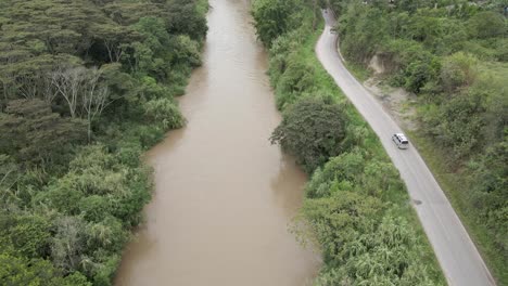 van dirige em uma estrada estreita da selva ao lado do vale do rio pozuzo, no peru