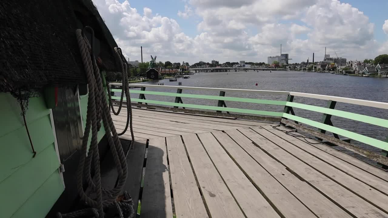 풍차가 바람에 회전하고 도시가 배경입니다.