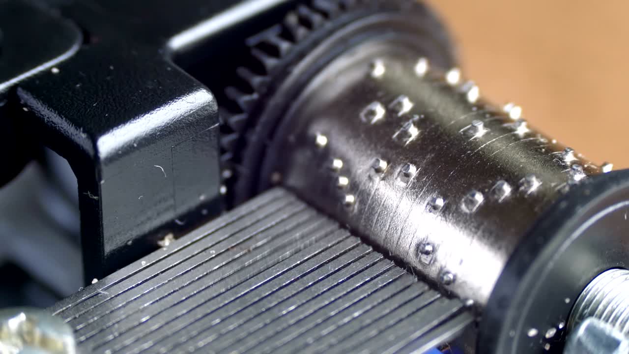 el mecanismo de la caja de música gira