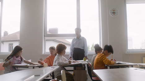 profesor en el aula.