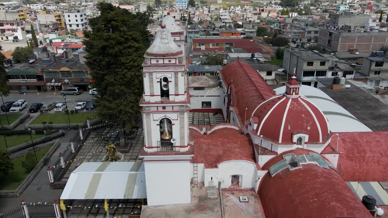 drone órbita voladora vista panorámica de la azotea de la iglesia al atardecer con arquitecturas urbanas en méxico