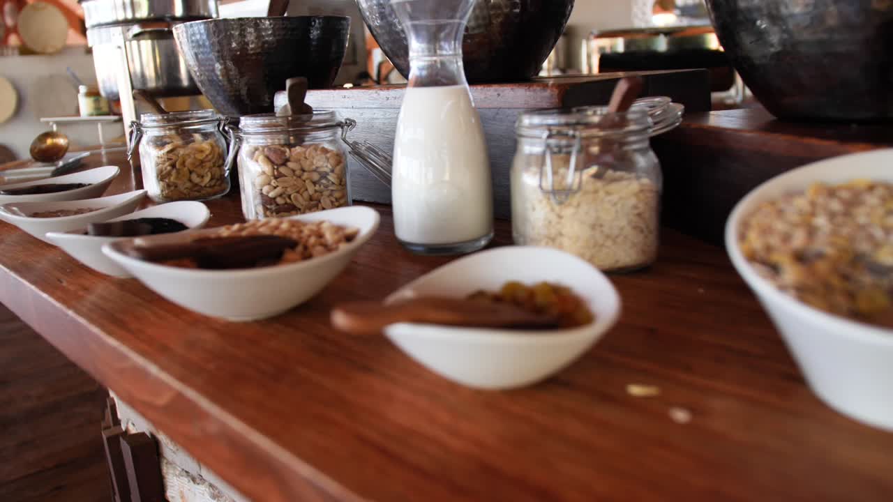 un gran buffet de desayuno con cereales y yogur y mermelada y avena en un hotel