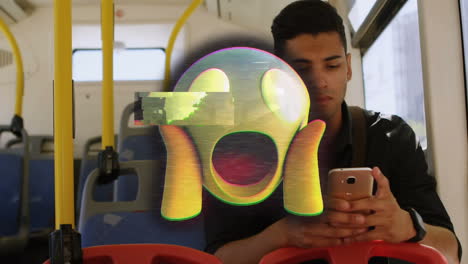 animación de un emoji feliz sobre un hombre usando un teléfono inteligente