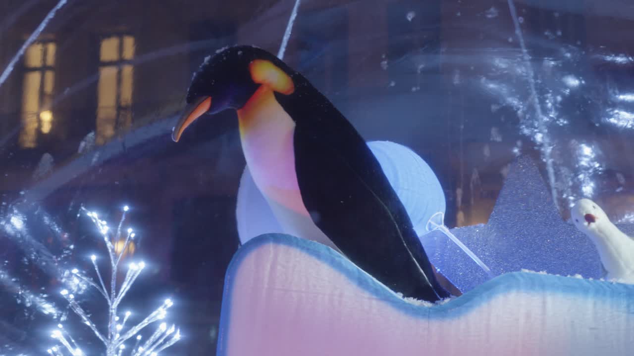 부풀어올릴 수 있는 스노우글로브 안의 인공 의 도 촬영