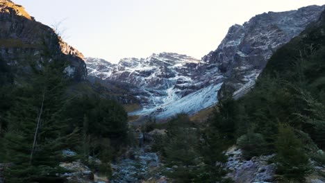 Schöner-Bergblick-Mit-Schnee-Und-Grünem-Wald-Bei-Gletscherbrandspurwanderung-In-Neuseeland