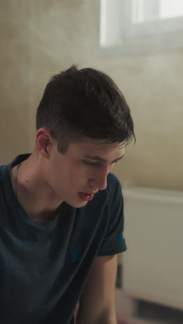 un hombre muestra un bloque a un niño en un gimnasio de artes marciales. un joven entrenador explica técnicas de defensa y ataque a un niño pequeño en un club a cámara lenta. actividad saludable