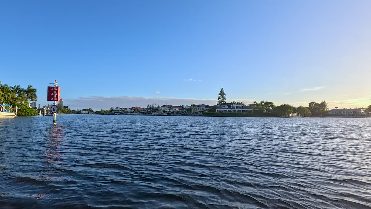 골드 코스트 운하를 가로질러 경치 좋은 강 항해