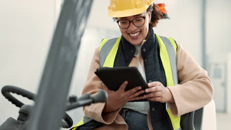 tableta, ingeniería y carretilla elevadora con mujer