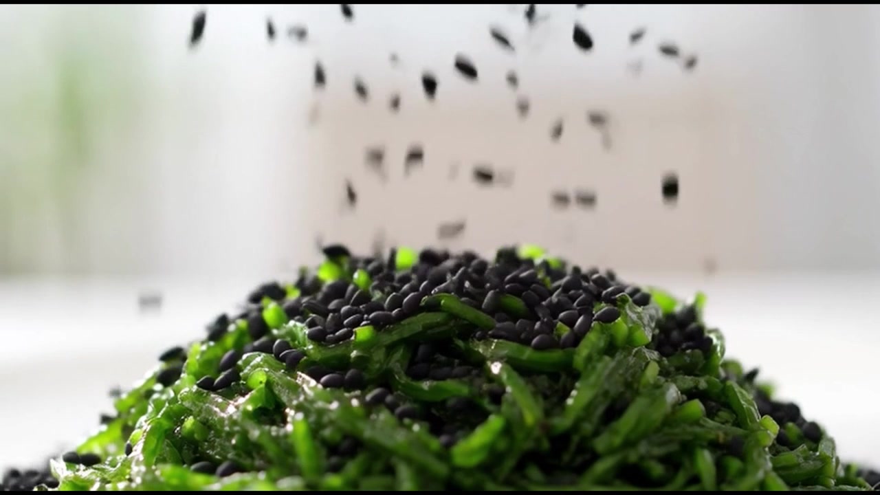 Semi di sesamo nero cosparsi su insalata fresca di alghe