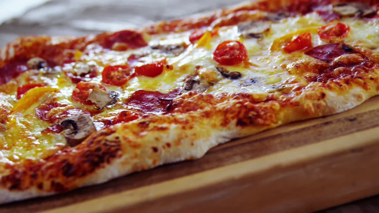 Pizza cotta al forno su tagliere di legno