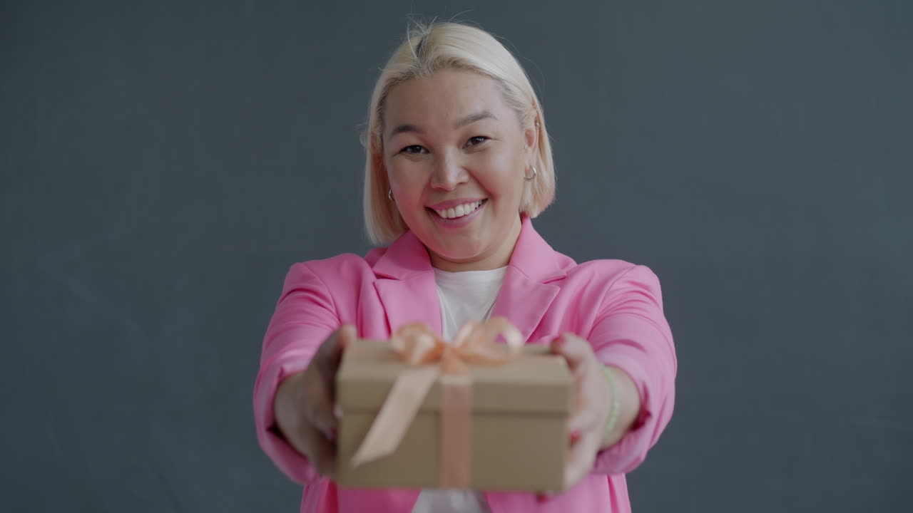 여자가 선물을 들고