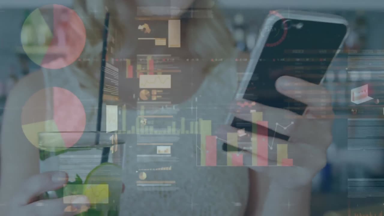 animación del procesamiento de datos financieros sobre una mujer de negocios caucásica que usa un teléfono inteligente