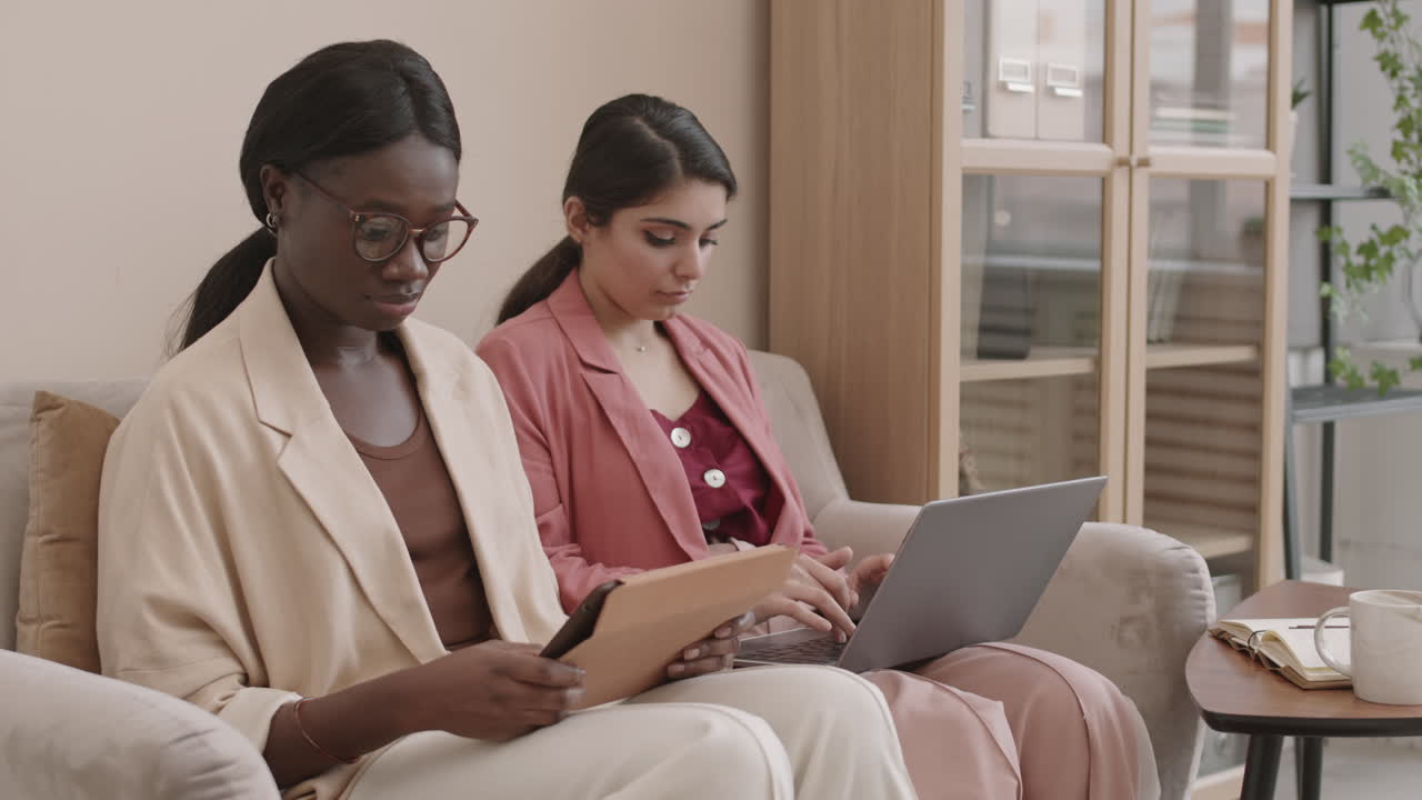 mujeres de negocios que colaboran en un entorno de oficina moderno