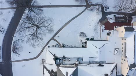 Schnee-Bedeckt-Den-Campus-Der-Universität