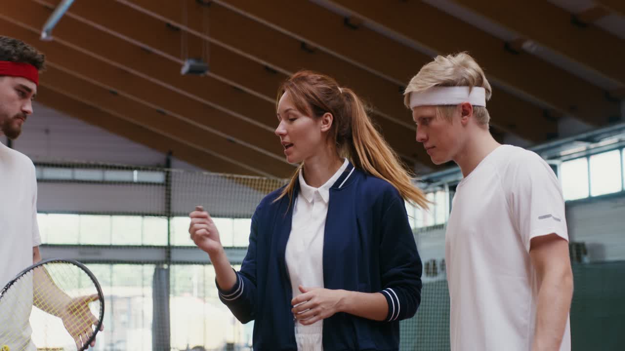 jugadores de tenis en la cancha cubierta