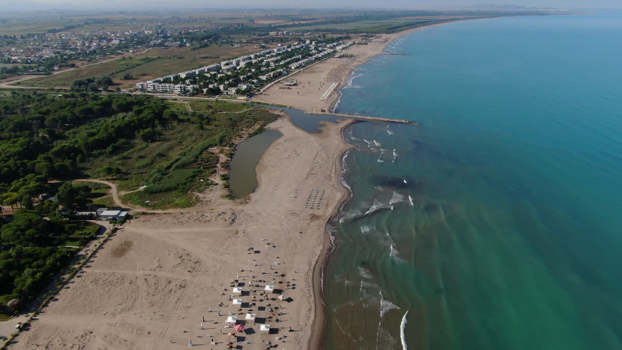 playas de la riviera albanesa: fantástica toma de revelación de la fantástica playa, distinguiendo los edificios de la zona