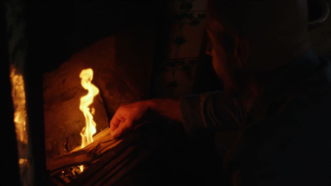 집 에서 벽난로 에 나무 로그 를 넣고 있는 사람 4k
