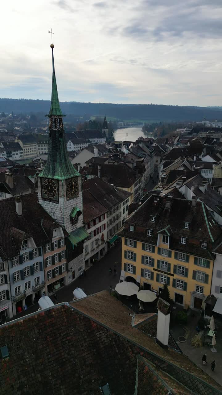 Vista panoramica della Città Vecchia di Soletta, Svizzera, Marktplatz, video verticale aereo.