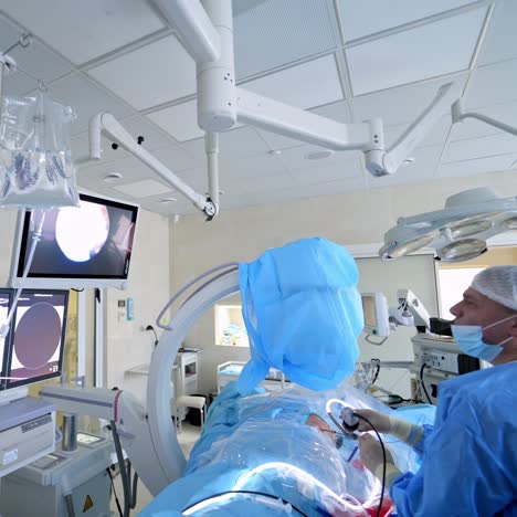 surgeons working in clinic