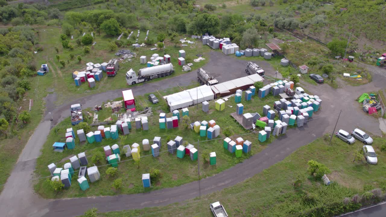 órbita aérea sobre el almacenamiento de inodoros de plástico en italia