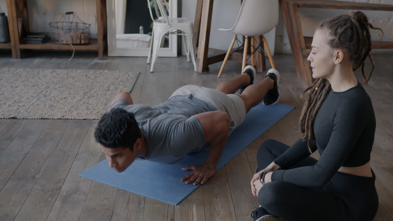 pareja haciendo ejercicio juntos en casa