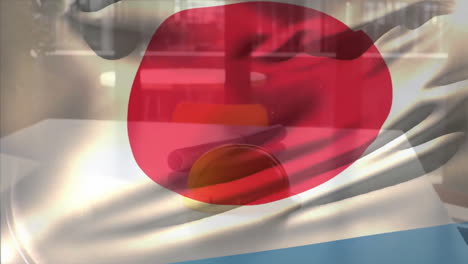 animación de la bandera de japón sobre un sombrero duro y los planos del arquitecto en la mesa