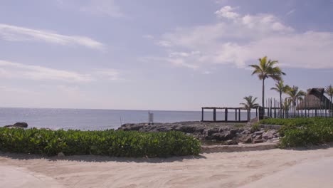 la playa en un resort mexicano