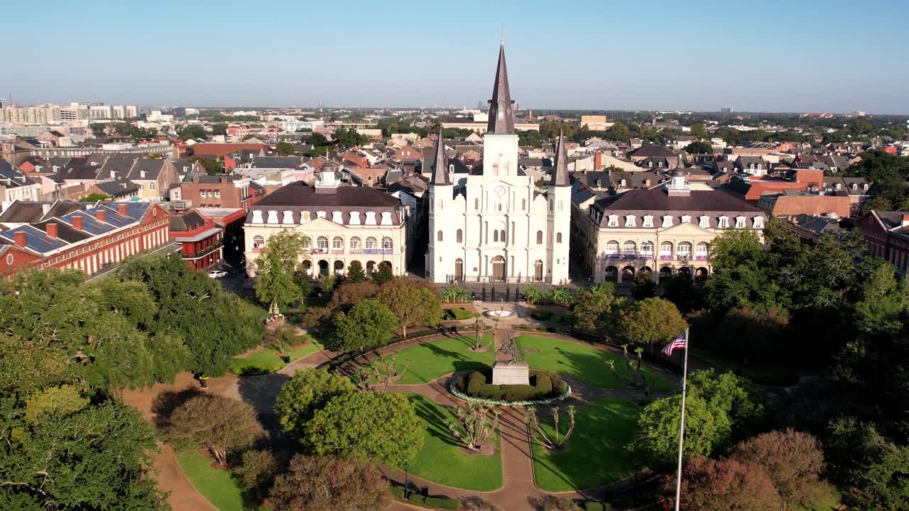 밝고  ⁇ 은 날 에 뉴올리언스 의 잭슨 스 ⁇ 어 의 공중 전망