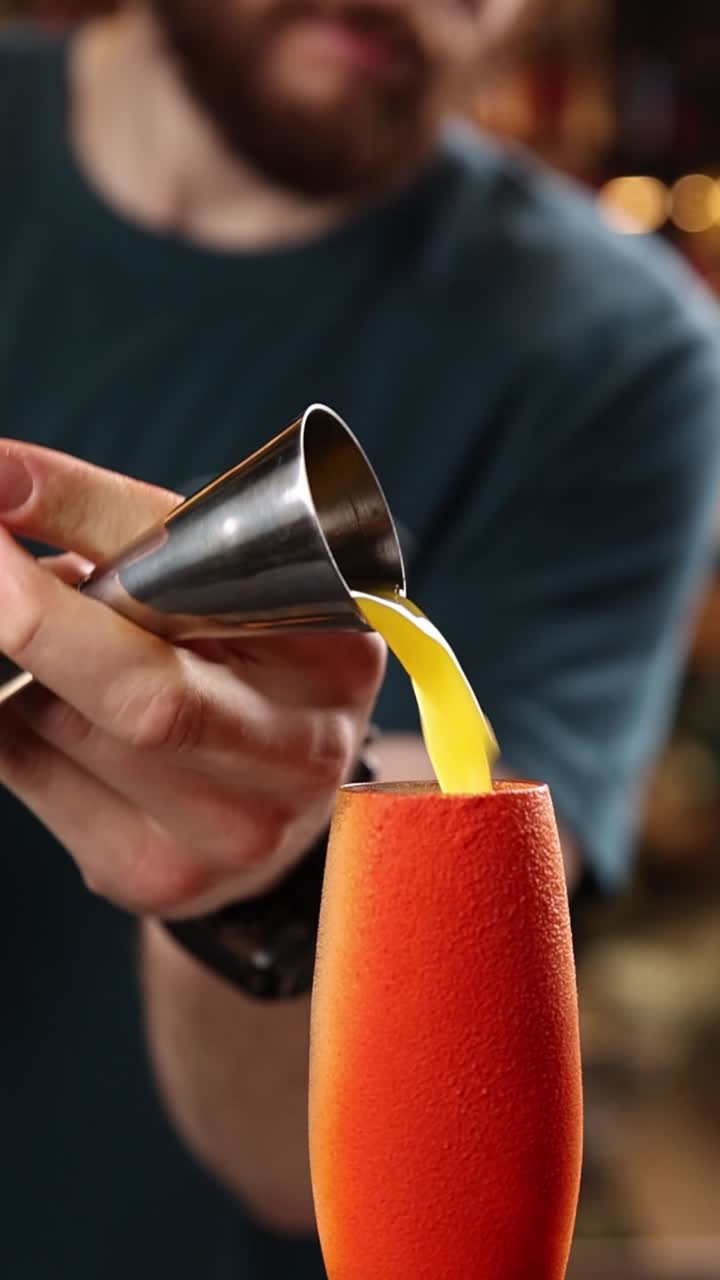 Cocktail versato in un bicchiere
