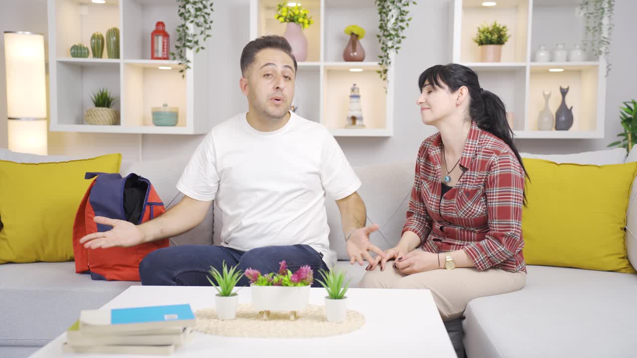 아내에게 화를 내는 남자는 집을 떠납니다.