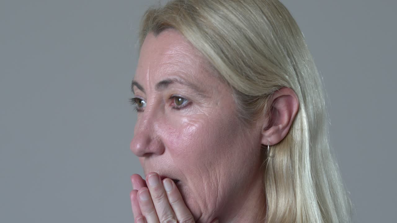 충격과 우려를 받고 여자 근접 촬영 얼굴