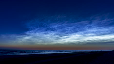 Nubes-Noctilucentes-Sobre-El-Mar-En-El-Día-Más-Largo-Del-Año