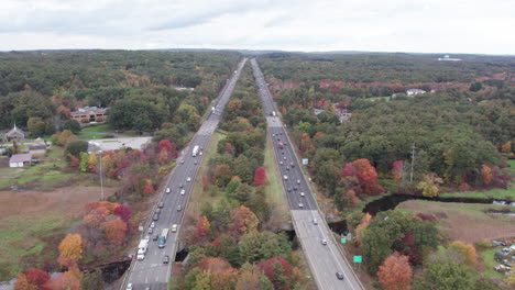 Drohnenaufnahmen-über-Der-Route-495-In-Marlboro,-Massachusetts