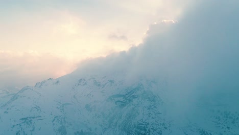 Cámara-De-Drones-Filmando-A-Través-De-Las-Nubes-Sobre-Las-Montañas-Nevadas-De-Akoura,-Líbano