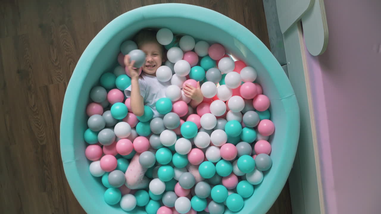 niños pescadores en una piscina seca redonda