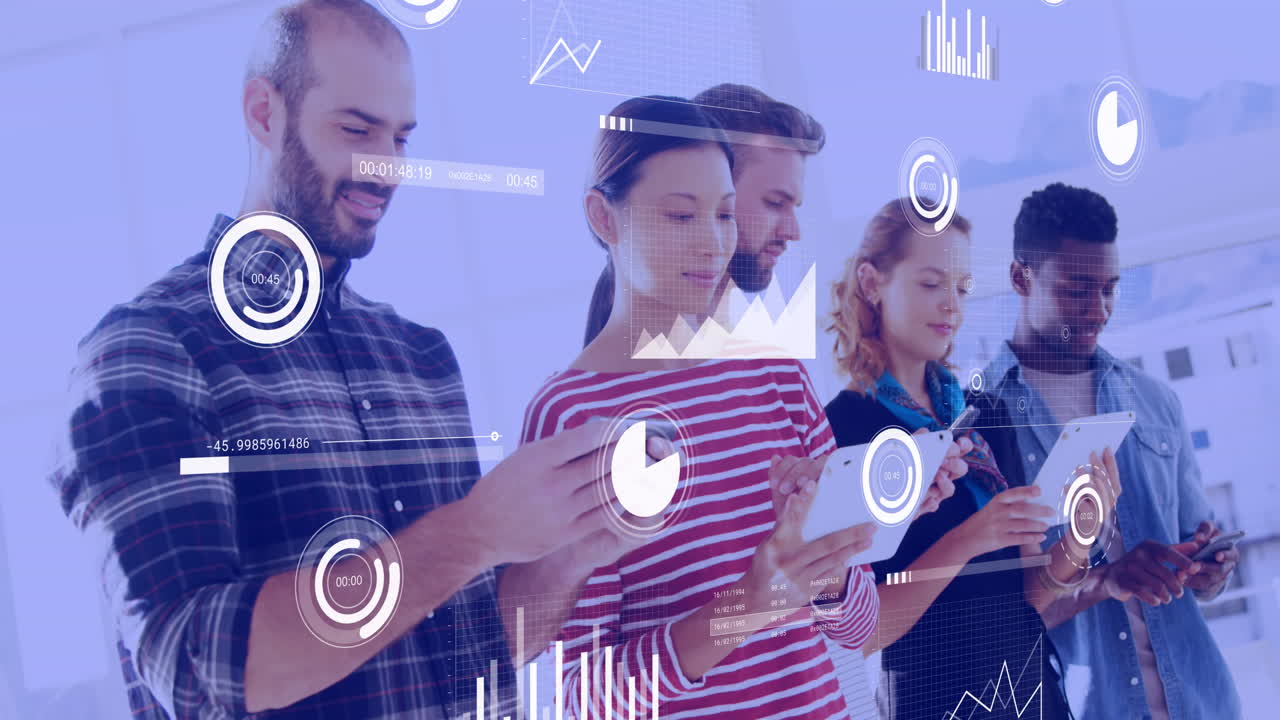 animación del procesamiento de datos sobre diversas personas de negocios que usan tabletas