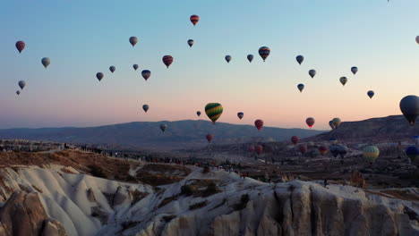 Docenas-De-Globos-Aerostáticos-Recortados-Contra-El-Cielo-Sobre-Goreme-Capadocia,-Turquía