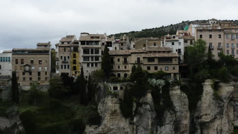 paisaje accidentado en el acantilado de la histórica ciudad amurallada de cuenca en españa