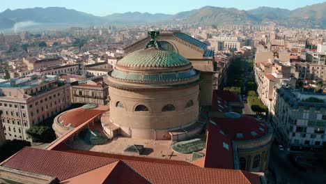 Volando-Alrededor-Del-Techo-Del-Teatro-Massimo-En-Palermo-En-Un-Día-Soleado