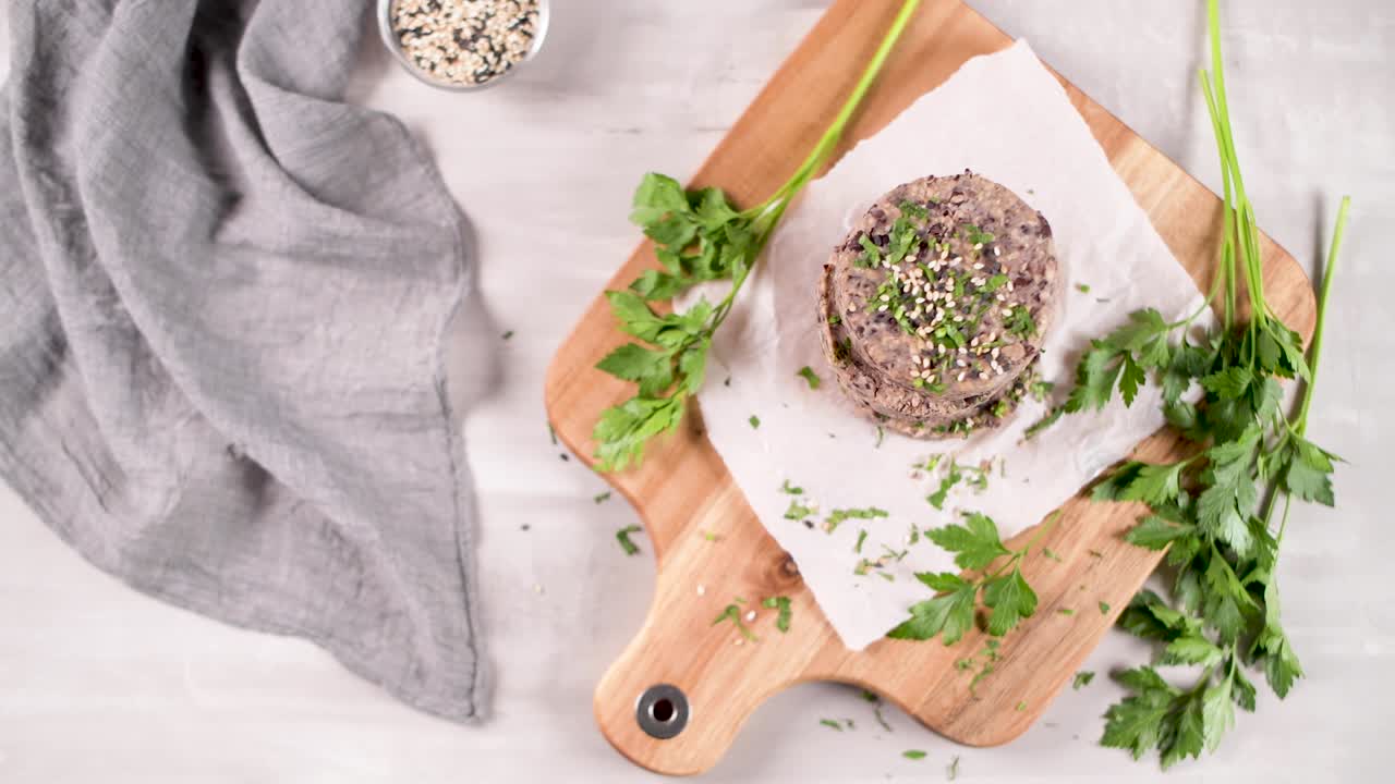 검은 콩과 함께 생 채소 햄버거