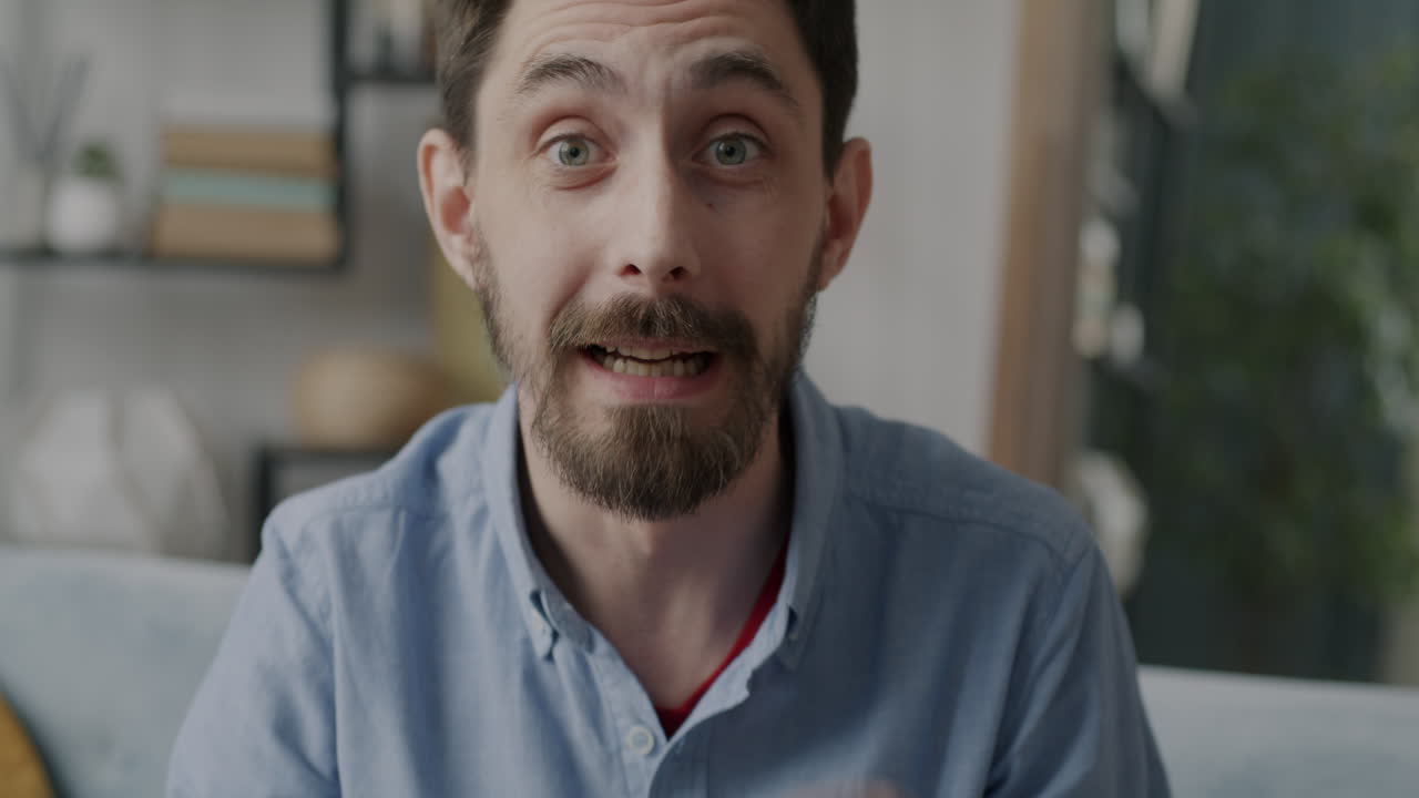 hombre mirando a la cámara