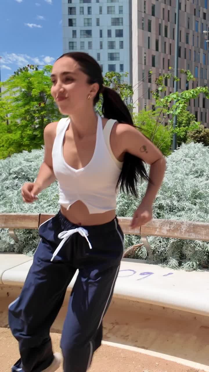 Kvinde, der danser udendørs i en park