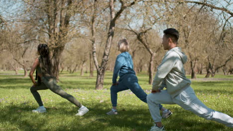 Gente-Estirándose-En-El-Bosque