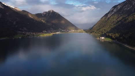 Puesta-De-Sol-Junto-Al-Hermoso-Lago-En-Los-Alpes-Austriacos