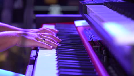 close-up van handen op toetsenbord piano spelen in slow motion