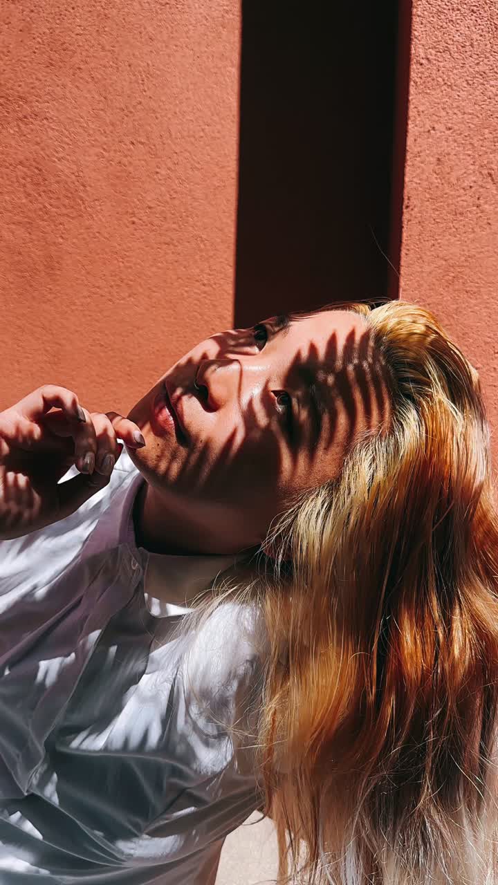 빛 그늘에 있는 여자